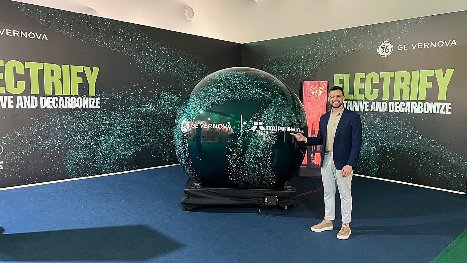 Bruno Ruy, CEO da Brainzz, ao lado do simulador imersivo desenvolvido para a GE Vernova, exibido na COP30 e na CERAWeek nos Estados Unidos